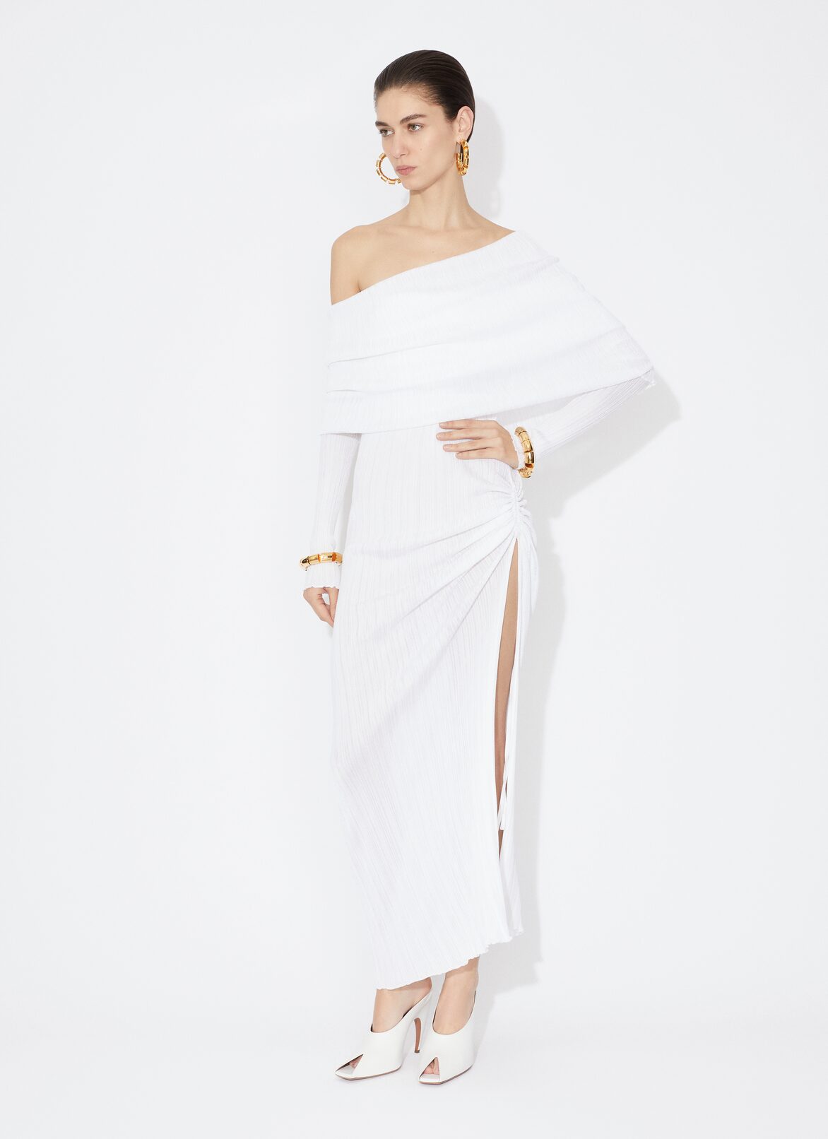 DRAPIERTES SCHULTERFREIES KLEID AUS PLISSIERTEM STRICK ALAÏA WEIß DRAPIERTES SCHULTERFREIES KLEID AUS PLISSIERTEM STRICK